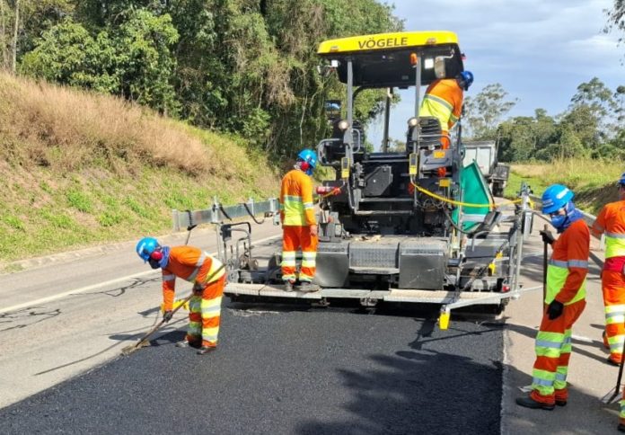 Atenção, motoristas e turistas: SP-079 passa por obras de recuperação no pavimento com sistema Pare e Siga até este sábado (8)